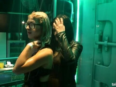 Blondína, Bábika, Hardcore, Výprask, Nahé, Orgie, Pička, Vlhká