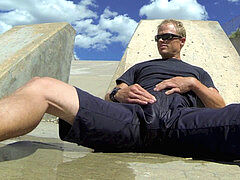 Masturbácia, Vonku, Na verejnosti