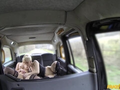 Amateur, Voiture, Doigter, Lesbienne, Léchez, Masturbation, De plein air, Chatte