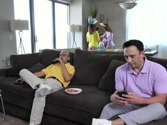 Brunetka, Ubrani, Wytrysk do ust, Wytrysk, Córka, Hardcore, Lizanie, Nastolatki