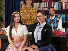 18 ans, Gros cul, Sucer une bite, En levrette, Le plan cul à quatre, Seins naturels, Adolescente, Nénés