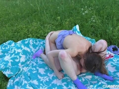 Amateur, Europeo, Lesbiana, Al aire libre, Público, Afeitado, Adolescente, Juguetes