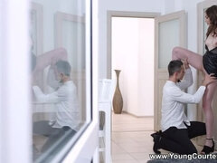 Μελαχροινή, Χύσιμο, Σε στάση σκύλου στα τέσσερα, Φιλί, Φυσικά βυζιά, Μουνί, Καβάλημα, Βυζιά