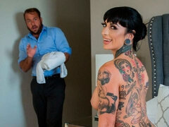 Rit, Velika rit, Velike joške, Fafanje, Rjavolaska, Doggystyle, Dekle drka tiča, Tetovaže