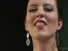 Norte americano a, Peitos grandes, Morena, Falar palavrão, Mulher dominante, Calcinha, Meias finas