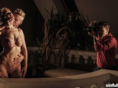 큰 엉덩이, 큰 음경, 금발의, 오랄섹스, 도기스타일, 짧은 머리, 빼빼한, 청소년