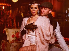 18 éves, Hatalmas hátsó, Monumentális dákó, Gesztenyebarna, Kutya póz, Rövid haj, Tini, Begyek