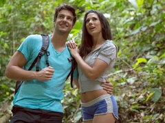 Gros cul, Grosse bite, Gros seins, Sucer une bite, Brunette brune, En levrette, De plein air, Maigrichonne