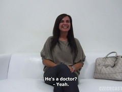 큰 가슴, 흑갈색 머리, 체코인