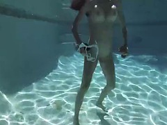 Morena, Consolador, Masturbación, Madres para coger, Al aire libre, Piscina, Estrella porno, Solo
