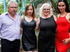 Grosse bite, Sucer une bite, Brunette brune, Le plan cul à quatre, Mamie, Hard, De plein air, Public