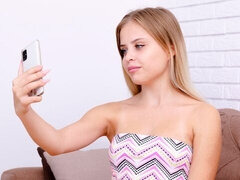 Loiroa, Masturbação, Boquiaberta, Punheta, Masturbação, Magrinha, Solo chão, Descascar