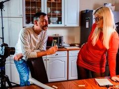 Gros cul, Sucer une bite, Doigter, Branlette thaïlandaise, Léchez, Mère que j'aimerais baiser, Jarretelles, Dénudage