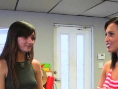 Brunette brune, En levrette, Mère que j'aimerais baiser, Adolescente, Plan cul à trois, Nénés