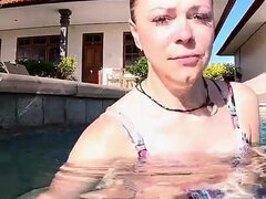 Bikini, Bionda, Britannica, Europea, Mamma che vorrei scoparmi, Piscina   biliardo, Solo, Sott'acqua