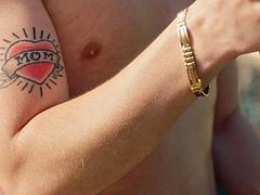 Gros seins, Noire, Sucer une bite, Brunette brune, Rondelette, Noir ébène, Tatouage, Nénés