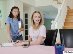 Asiatisk, Stora tuttar, Blondin, Grupp, Mellanrasig, Lesbisk, Tonåring, Trekant