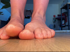 Amateur, Femme dominatrice, Fétiche des pieds, Humiliation, Esclave, Solo