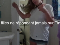 Espionner une femme blond chaude elle est nue dans la salle de bain