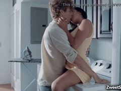 Baby sitter, Sucer une bite, Brunette brune, Tir de sperme