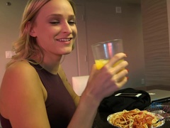 Koupelna, Blondýna, Prstění, Masturbace, Různé pohledy, Nafouklé bradavky, Pička, Ponožky