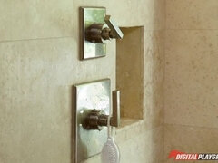 Salle de bains, Gros cul, Gros seins, Brunette brune, Tromperie, En levrette, Douche, Tatouage