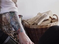 Brits, Naakte man aangeklede vrouw, Dominante vrouw, Slaaf