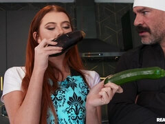 Hatalmas hátsó, Monumentális dákó, Cumizás, Kutya póz, Konyha, Természetes mellek, Vöröshajú, Begyek