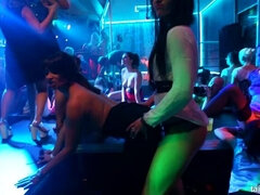 Blonde, Brunette brune, Habillées, Embrassement, Fête, Actrice du porno, Timide, Mouillée
