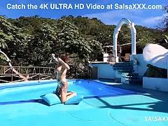 Stor kuk, Stora tuttar, Avsugning, Doggystyle, Hd, Utomhus, Pool, Tatuering