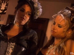 Blondine, Brunette, Fetish, Give finger, Handsker, Lingerie, Naturlige bryster, Mager