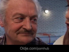 18 jaar, Pijpbeurt, Hondjeshouding, Opa, Hd, Rijpe lesbienne, Natuurlijke tieten, Tiener