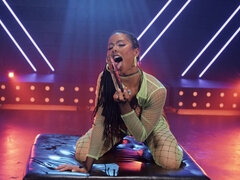 Tetas grandes, Mamada, Garganta profunda, Estilo perrito, Masturbación, Coño, Cabello corto, Tatuaje