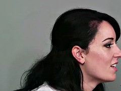 Bruinharig, Naakte man aangeklede vrouw, Europees, Dominante vrouw, Handbeurt, Ondergoed, Kantoor, Tieten likken
