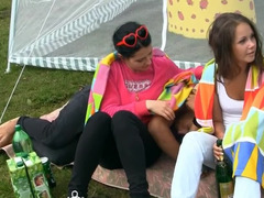 Suihinotto, Ruskeahiuksinen, Julkinen