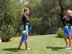 Hatvankilences, Tekintélyes didik, Latin lány, Leszbikus, Szabadban, Nuni, Szoknya, Uniformis