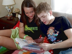 18 χρονον, Μεγάλος κώλος, Μεγάλος πούτσος, Μεγάλα βυζιά, Μελαχροινή, Σε στάση σκύλου στα τέσσερα, Κοκκαλιάρης, Έφηβος