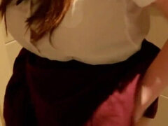 18 ans, Amateur, Gros seins, Britannique, Brunette brune, Pisser, Toilettes, Uniforme