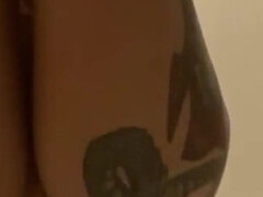 Enthousiasteling, Badkamer, Grote kont, Stel, Seksspeelgoed, Vrouw, Spuiten, Tatoeage