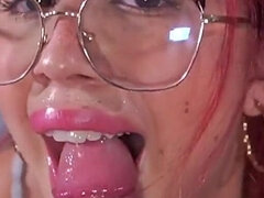 Sucer une bite, Couple, Éjaculer dans la bouche, Lunettes, Fille latino, Pov, Rousse roux