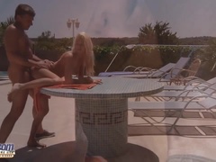 In den arsch, Arsch, Blondine, Natürlichen titten, Im freien, Pool, Dürr, Tätowierung