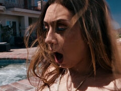 Anal, Gros seins, Sucer une bite, Gorge profonde, En levrette, Branlette thaïlandaise, Huilée, De plein air