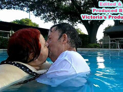 Amador amadora, Norte americano a, Mulher linda e grande, Casal, Beijar, Enfermeira, Ao ar livre cartaz de rua outdoor, Piscina