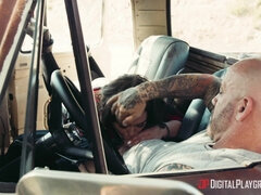 Macchina, Latina, Leccata, Tette naturali, Piercing, Capelli corti, Tatuaggi, Tette