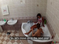 Badeværelse, Give finger, Kæreste, Lesbisk, Slikning, Fisse, Våd