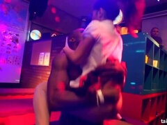 Grote mammen, Zwart, Bruinharig, Naakte man aangeklede vrouw, Pop, Groep, Swinger, Tiener