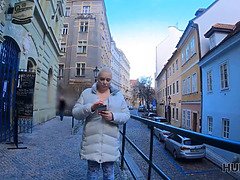 Kerl trifft sich mit vollbusiger Blondine und fickt sie in der Nähe von Mädels BF