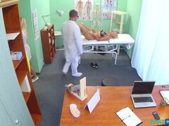 Leie, Grosse titten, Arzt, Hundestellung, Handjob, Lecken, Pov, Muschi