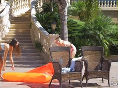 Blonde, Brunette brune, Lesbienne, Léchez, Seins naturels, De plein air, Tatouage, Nénés