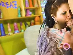 Aus dem arsch in den mund, Grosser schwanz, Kehlenfick, Dildo, Hd, Lesbisch, Piercing, Tätowierung